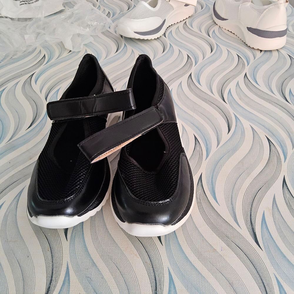 basket &eacute;t&eacute; neuve taille 38 - 1 paire blanche - 1 noir Chaussures