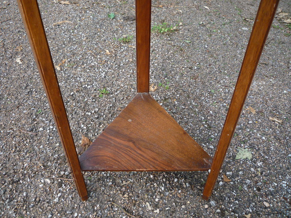 Gu&eacute;ridon en noyer art d&eacute;co triangulaire
Meubles