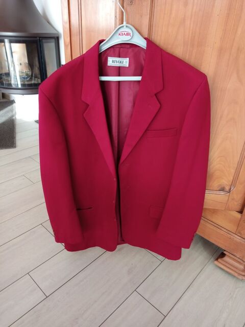 2 vestes, 1 couleur bordeaux, 1 couleur crme 20 Arzon (56)