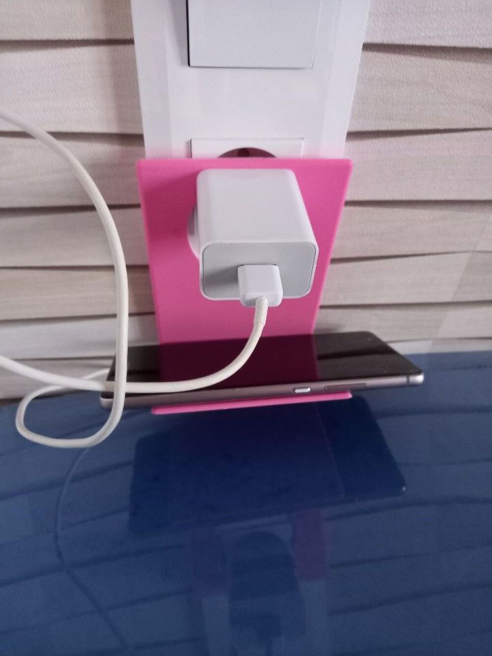 Support de t&eacute;l&eacute;phone portable rose comme neuf Téléphones et tablettes
