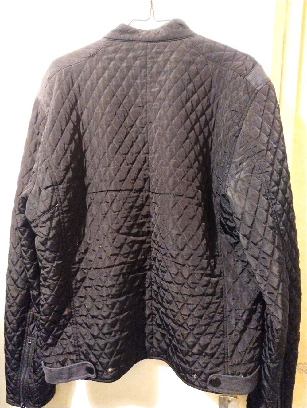Veste noir matelass&eacute;e l&eacute;g&egrave;re et concfortable en bon &eacute;tat Vêtements