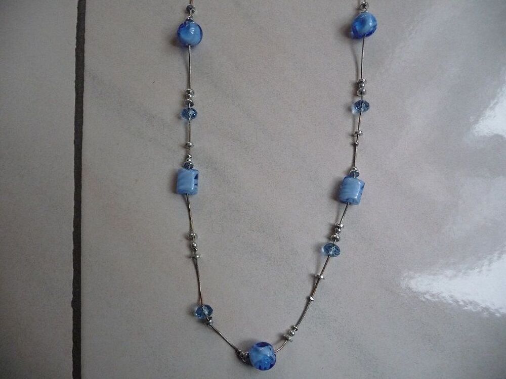 Sautoir Grand collier en Perles de verre bleues - N E U F Bijoux et montres