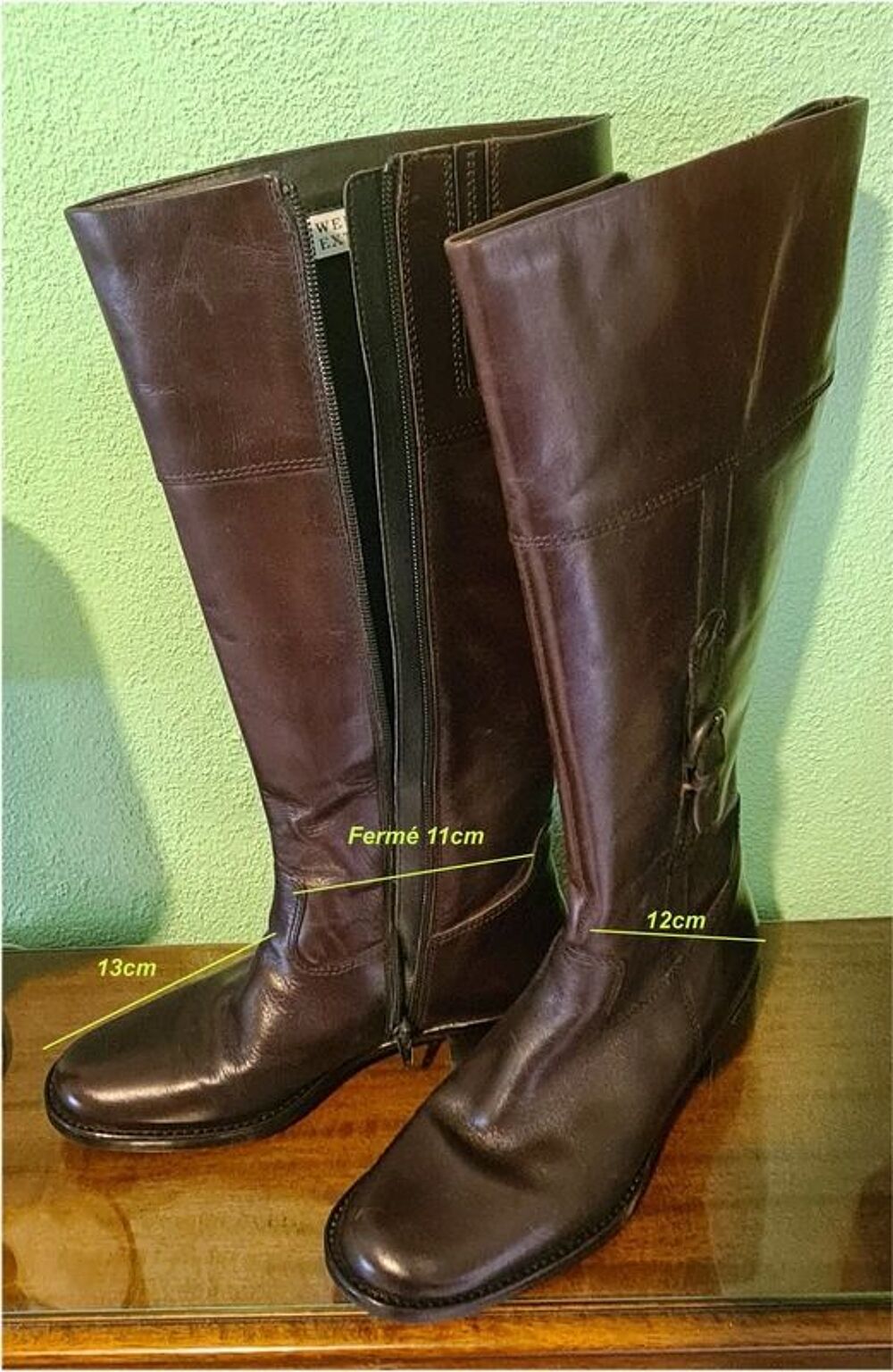 Paire de bottes en cuir Chaussures
