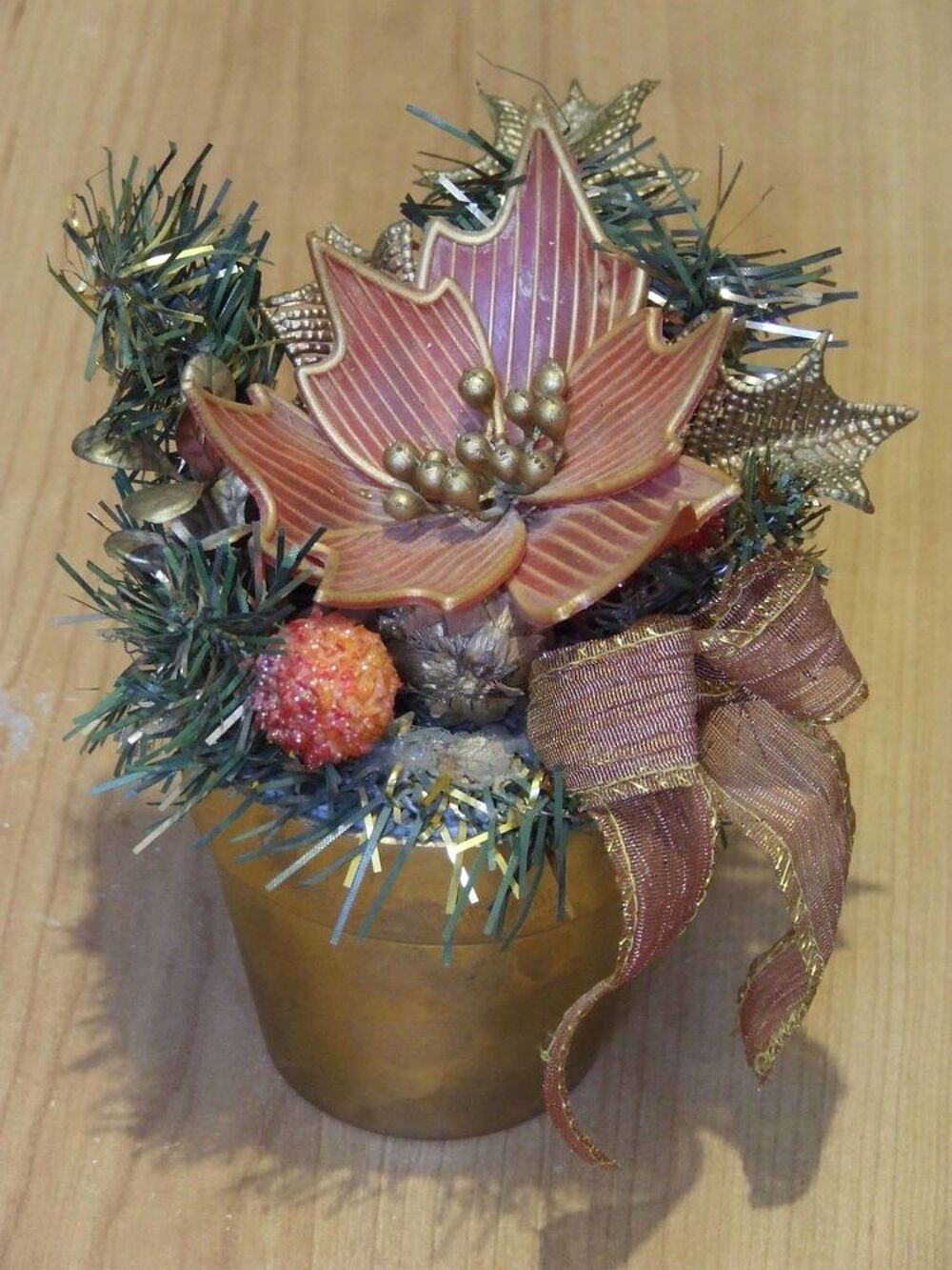 Lot 2 d&eacute;cors de table orn&eacute;s de sapin, houx, etc. TBE Décoration