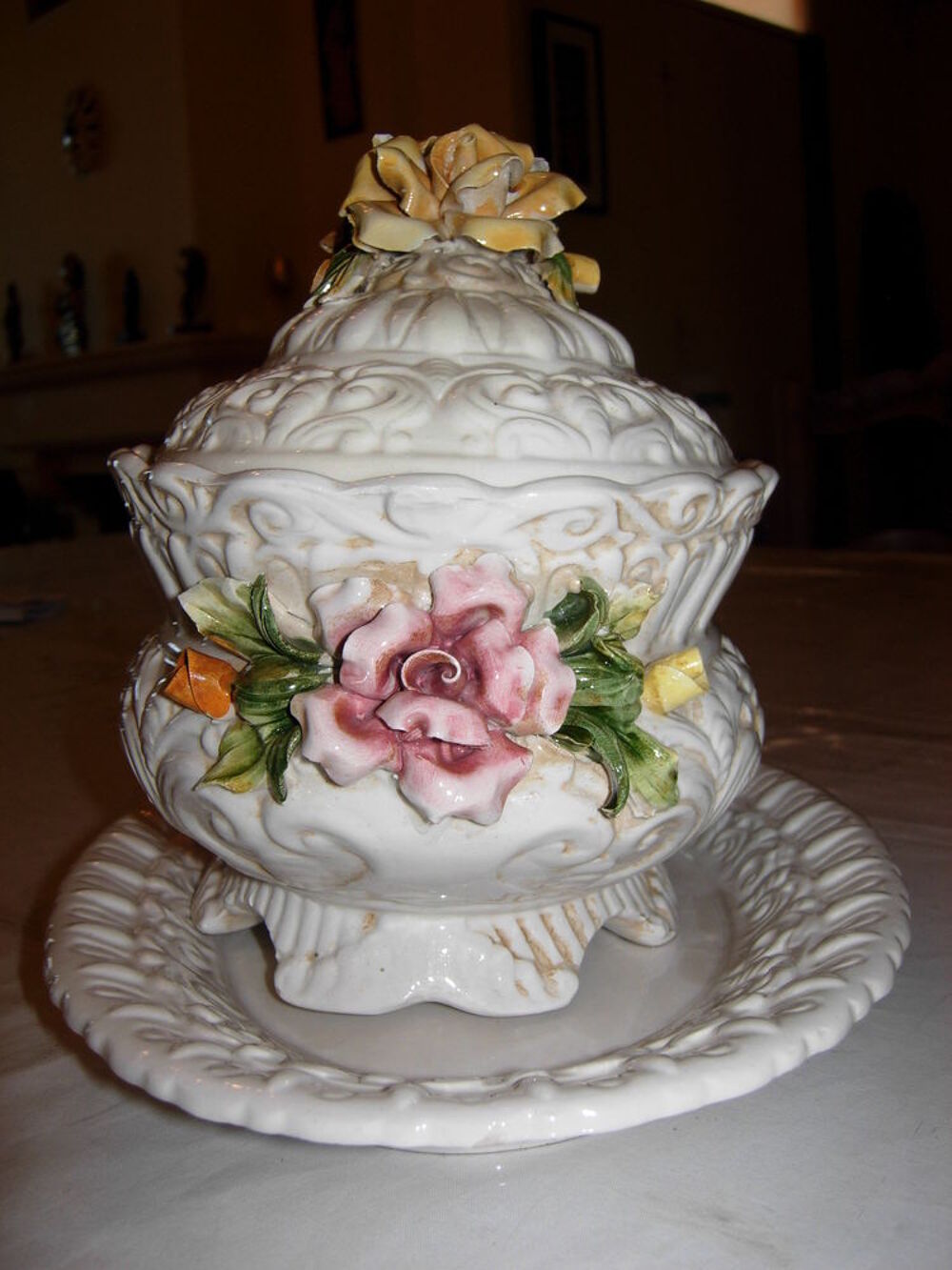 Soupi&egrave;re ancienne d&eacute;cor&eacute;e de roses en relief Décoration