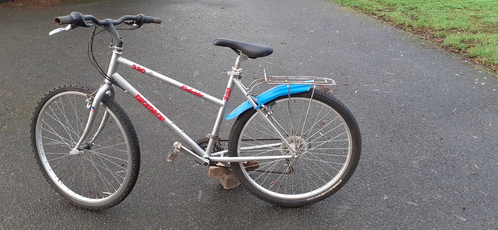 V&eacute;lo d&eacute;cathlon rochrider 320 26 pouces.
Vélos