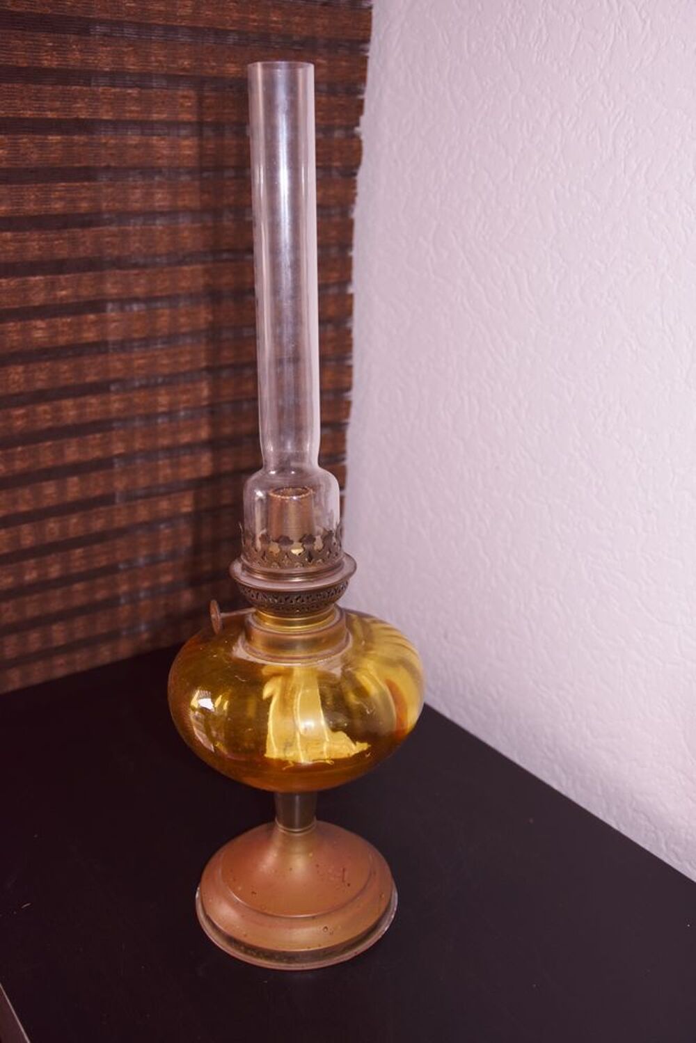 Jolie ancienne lampe &agrave; p&eacute;trole. Cuivre et verre.Tr&egrave;s bon &eacute;t Décoration