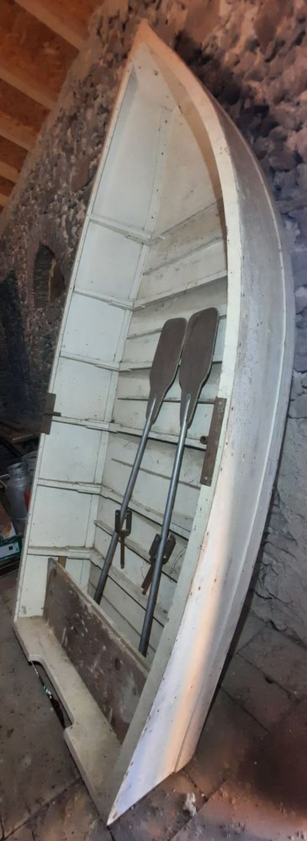 Barque &agrave; fond plat avec rames Sports