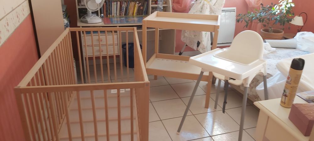 lit, chaise haute et table &agrave; langer pour b&eacute;b&eacute; neufs Puriculture
