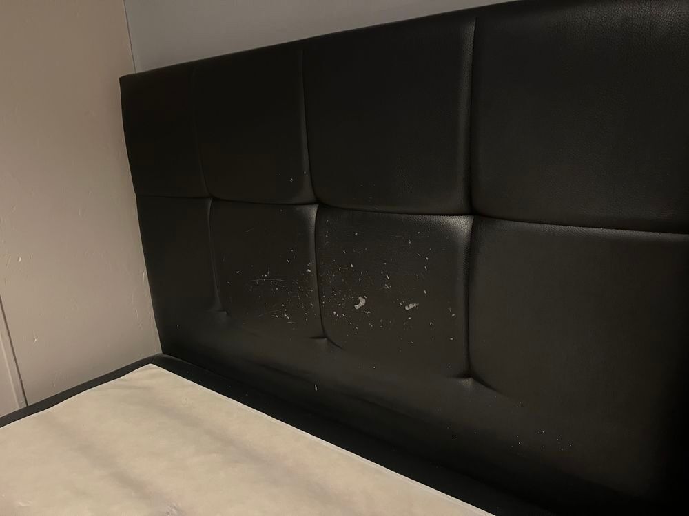 Lit 1 personne et demie avec t&ecirc;te de lit capitonn&eacute;e noire, rev&ecirc;tement simili-cuir. Meubles