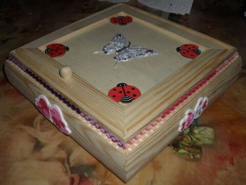 Coffret Bo�te � Bijoux en bois. Etat NEUF. 17 Montreuil (93)