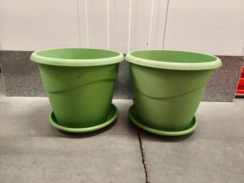 Pot avec soucoupe vert clair diam 35 cm H 35 cm Colomiers (31)