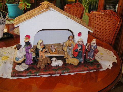 creche de nol avec 11 santons 20 Aubin-Saint-Vaast (62)