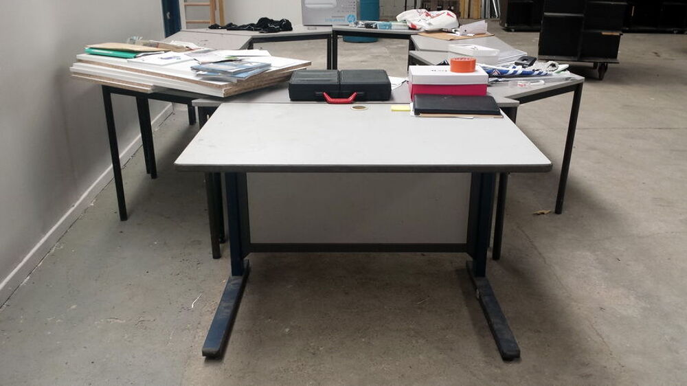 Bureau avec ouverture sur plateau pour fils de PC
Meubles
