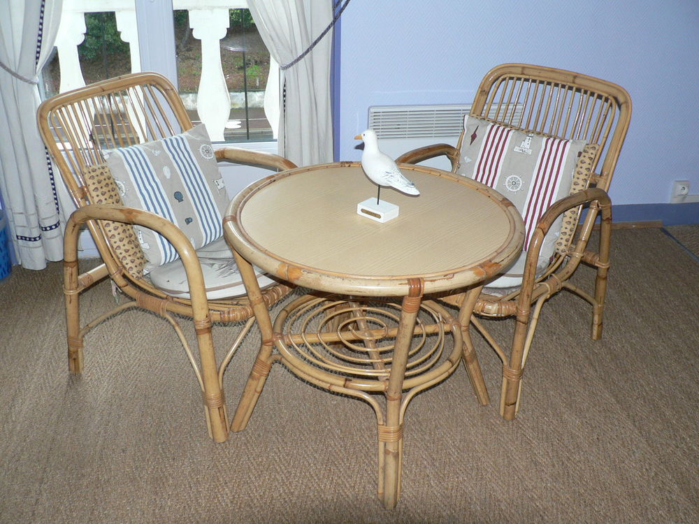  chaises et une table en rotin Meubles
