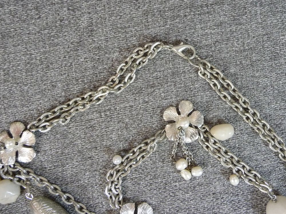 Collier/ Sautoir en M&eacute;tal Argent&eacute; et ses Fleurs et Pierres Bijoux et montres
