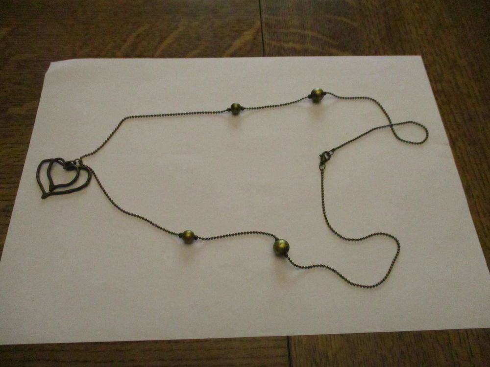 collier avec petites boules fixes et 2 coeurs longueur 75 Bijoux et montres