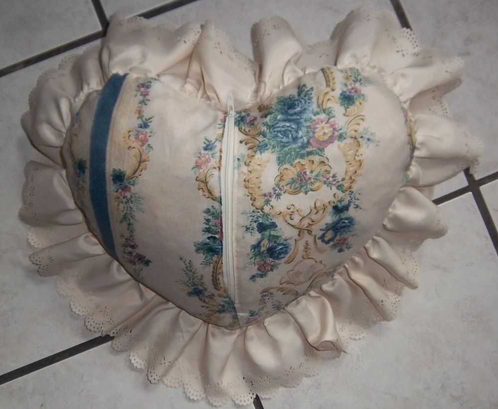 Coussin d&eacute;coratif t&ecirc;te de poup&eacute;e Décoration
