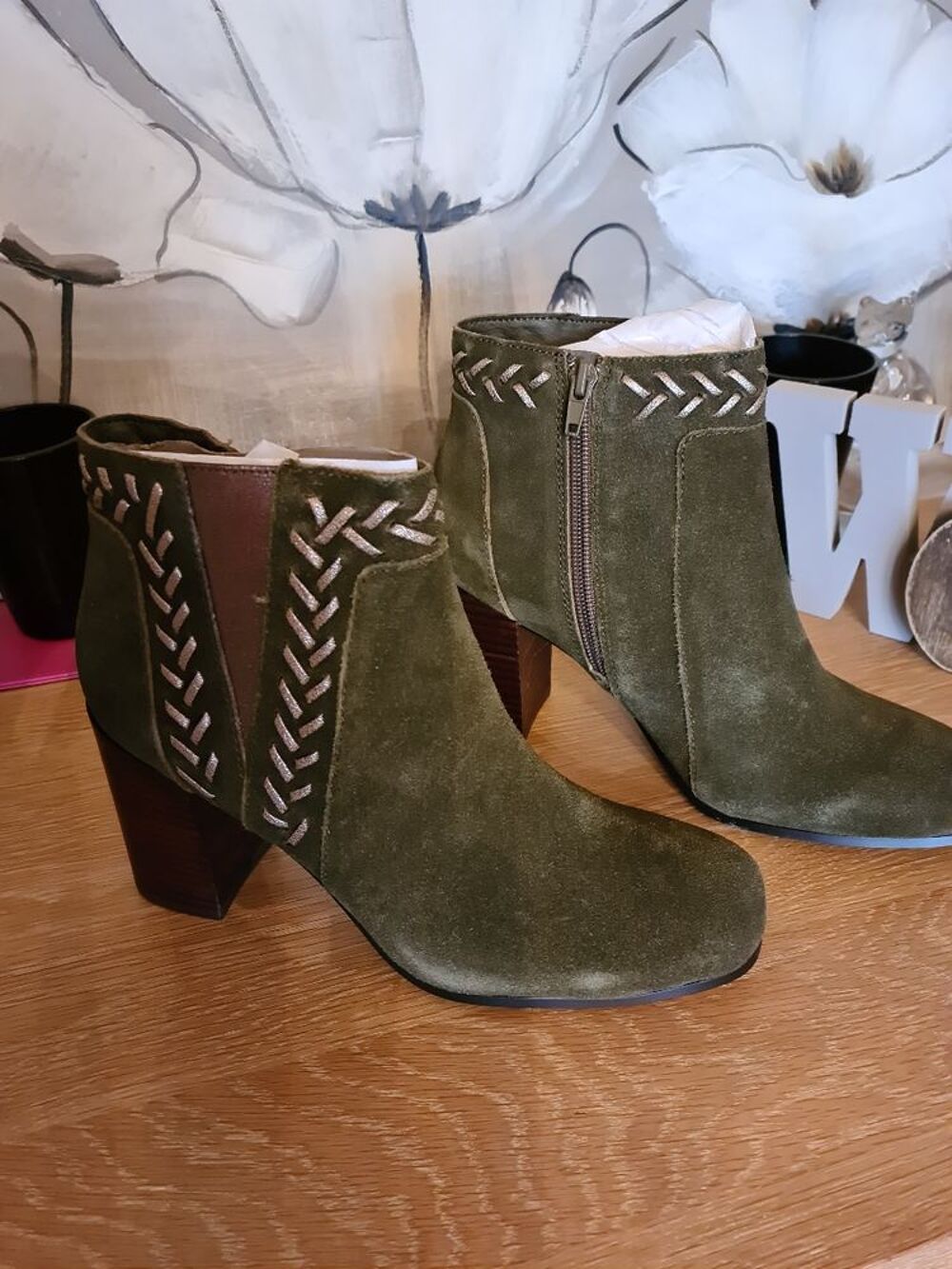 Tr&egrave;s belles bottines vert cuir et daim .P39. Neuves. Chaussures