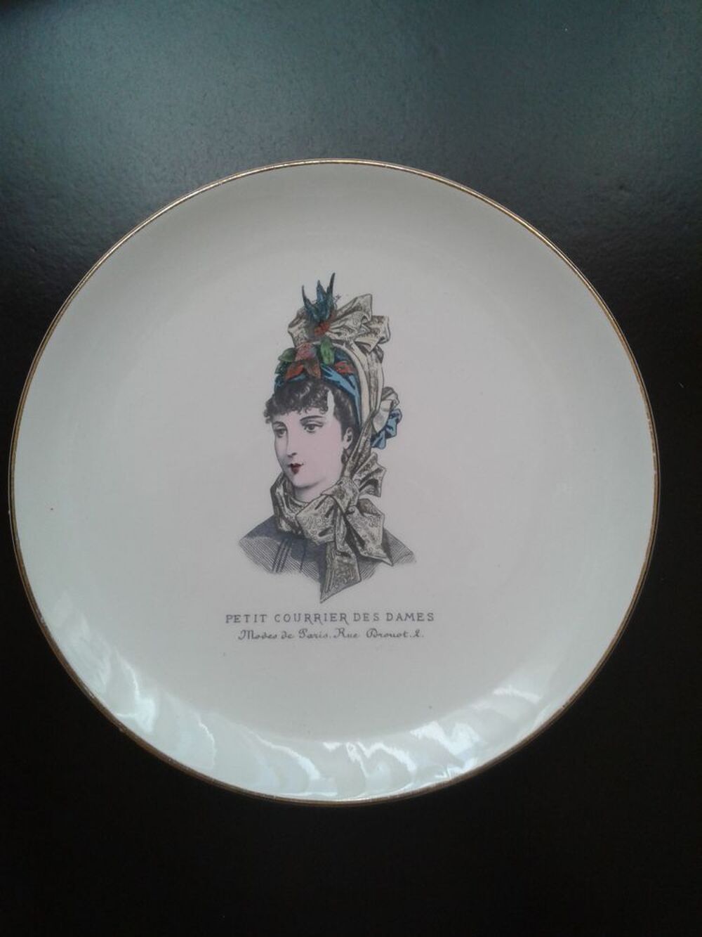 Assiette en GIEN "petit courrier des dames" ann&eacute;es 50 
