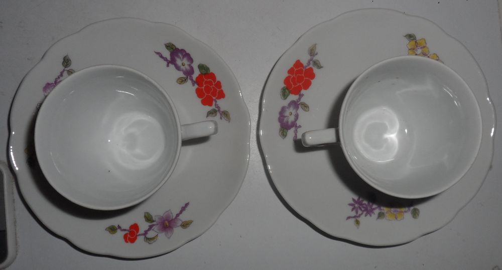 2 tasses et soutasses &agrave; caf&eacute; vintages neuves en Porcelaine
Cuisine