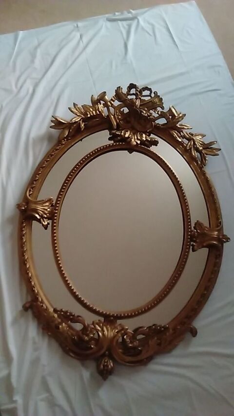 Miroir ovale en bois dor,  parecloses 1350 Paris 9 (75)