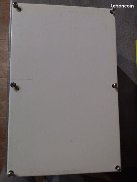 3 Grandes boites d�rivation perfor�es BIEN LIRE L'ANONCE
16 Serres-Castet (64)