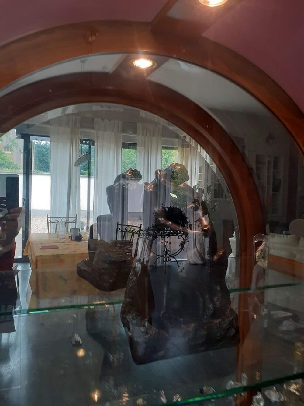 Vitrine avec miroir et luminaire,fabriqu&eacute;e par un &eacute;b&eacute;niste.
Meubles