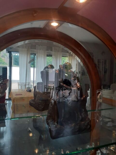 Vitrine avec miroir et luminaire,fabrique par un bniste.
0 Raulecourt (55)