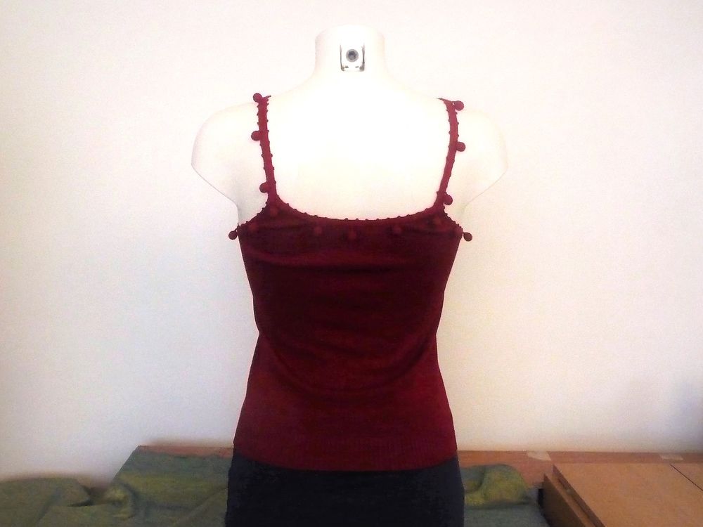 Top/ Tee Shirt Rouge &agrave; Bretelles et Pompons-Ponts d'ailleurs Vêtements