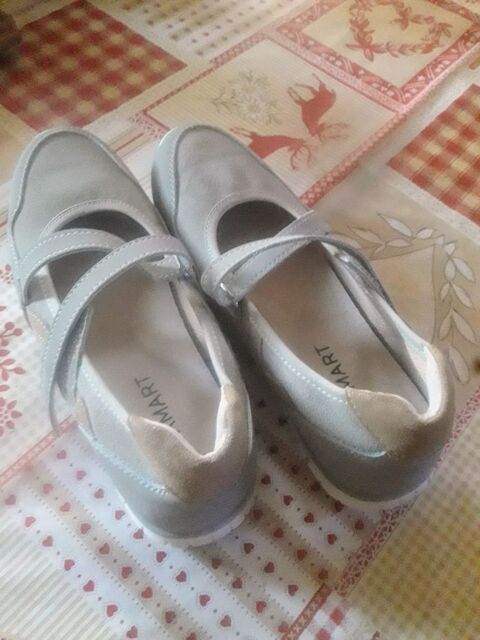 une paire de chaussures plates pointure 38 15 Illiers-Combray (28)