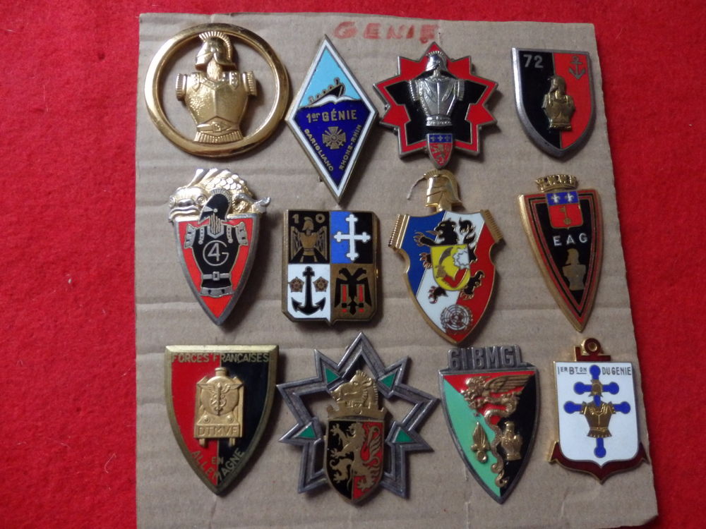 8 Plaquette de 12 insignes d'unit&eacute;s de l'Armee Fran&ccedil;aise. 