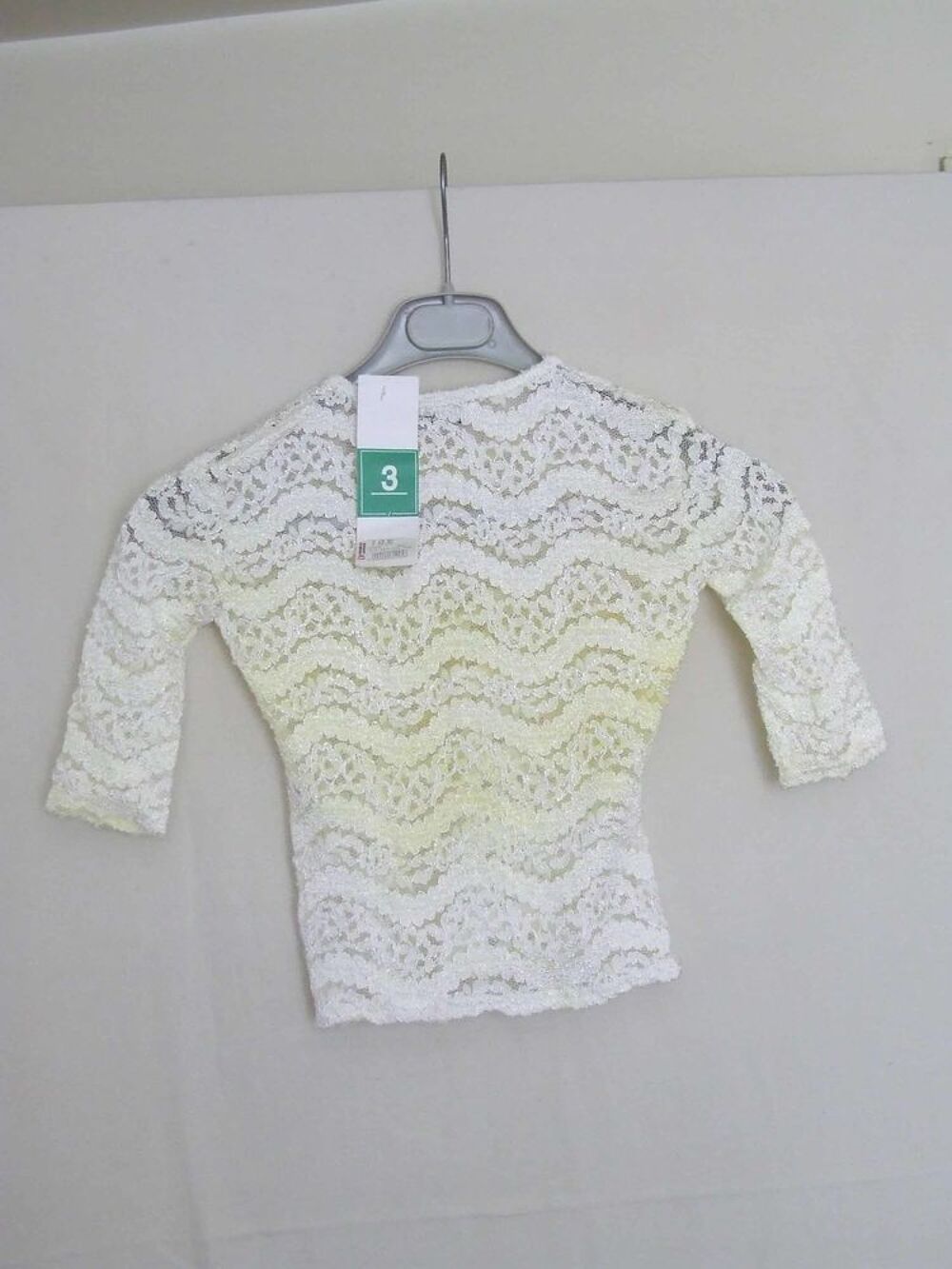 01 Tee-shirt dentelle col rond pr&egrave;s du corps, T. 38 40, NEUF Vêtements