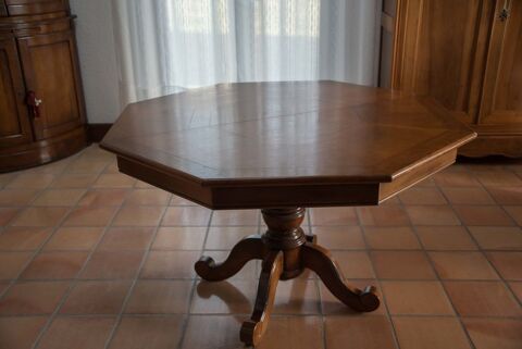 Table octogonale Louis-Philippe merisier massif. 490 Biviers (38)