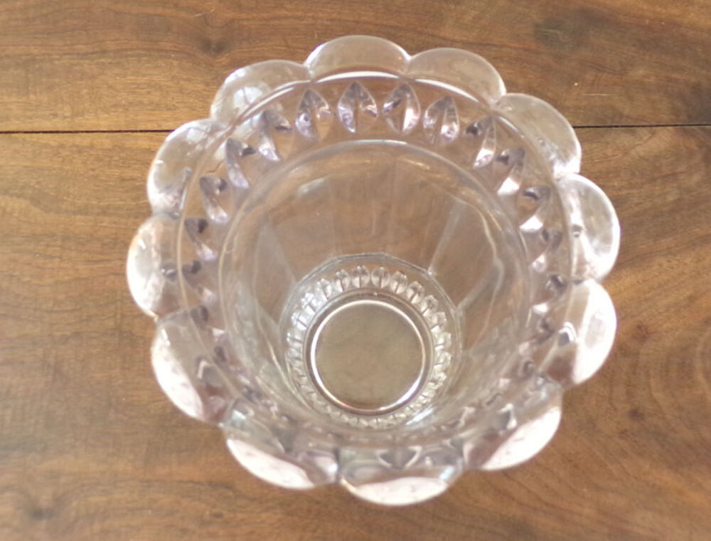 Vase en verre &eacute;pais frise g&eacute;om&eacute;trique , forme de p&eacute;tale Décoration