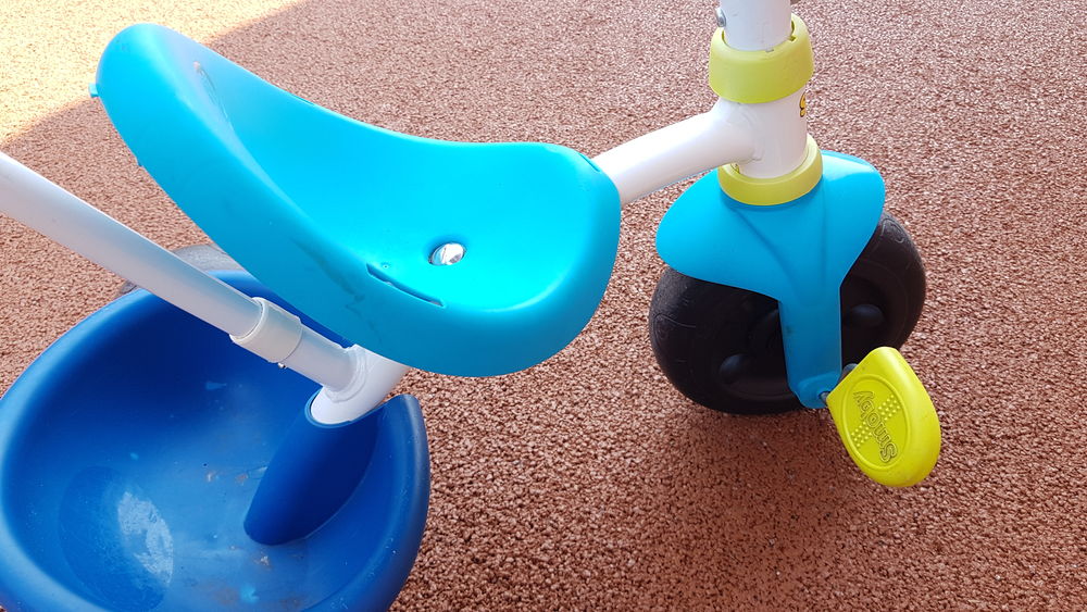 TRICYCLE BLEU ET BLANC Jeux / jouets