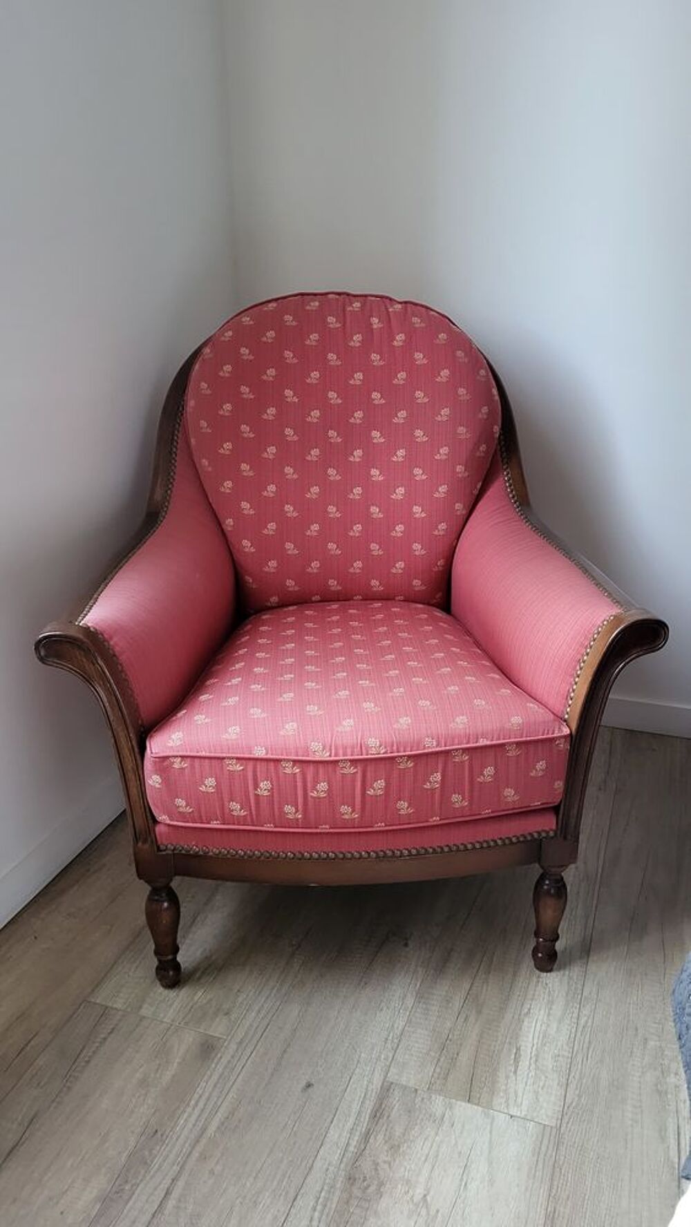 d'un ensemble de salon deux canap&eacute;s et un fauteuil Meubles