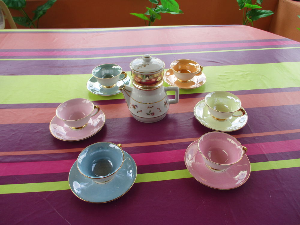 Service 6 Tasses Multicolores Fines 1960 + Cafeti&egrave;re. Décoration