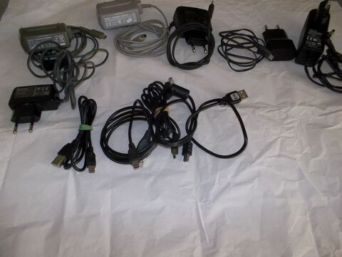 Lot chargeurs & c�ble �lectroniques  5 Tarbes (65)