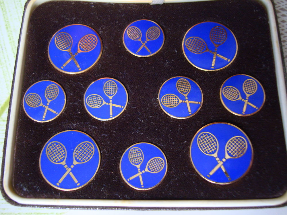 Tennis,boutons anciens,bijoux,objets anciens,sport. 