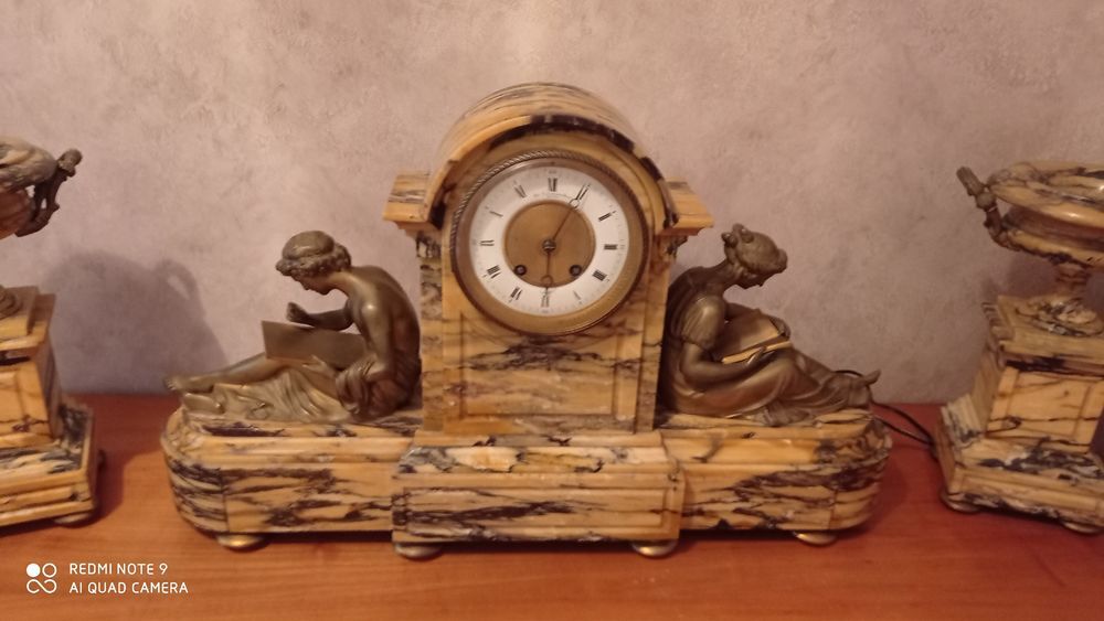 Pendule Horloge ancienne. Meubles