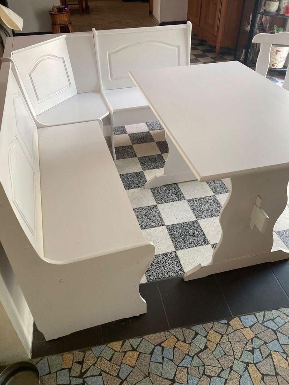 Table avec banc d'angle et chaises. Meubles
