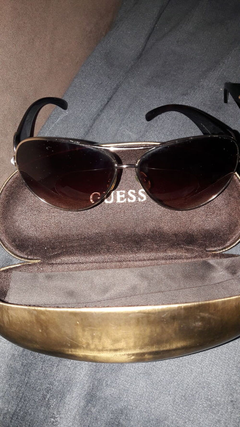 Lot 2 paires lunettes solaires femme Guess Bijoux et montres