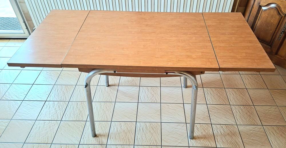 Table de cuisine en formica avec 2 rallonges. Meubles