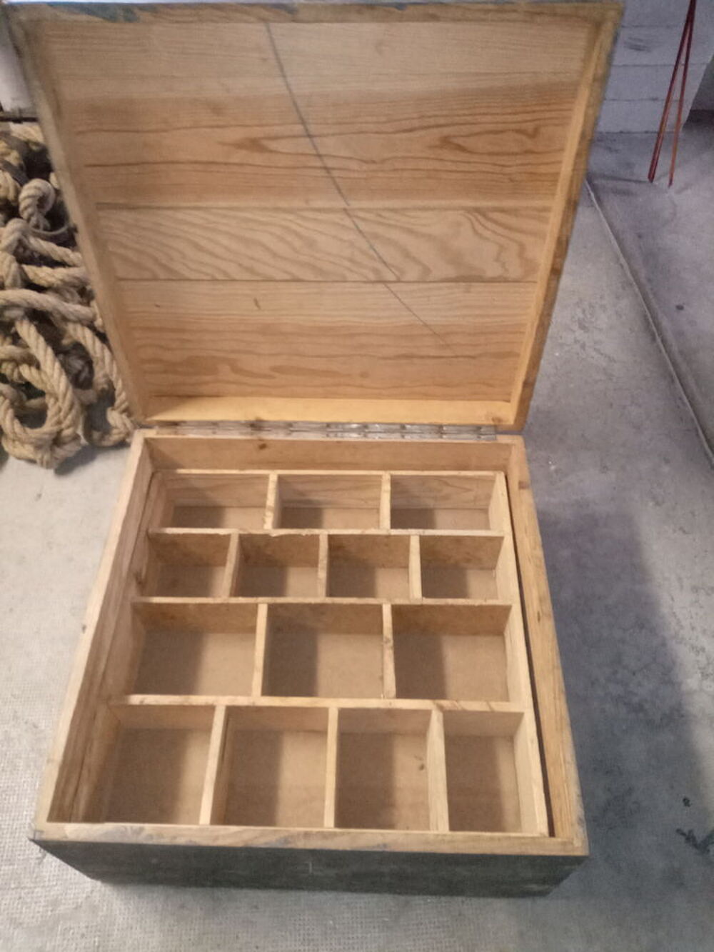 Caisse pour rangement avec compartiment, en bois. Bricolage