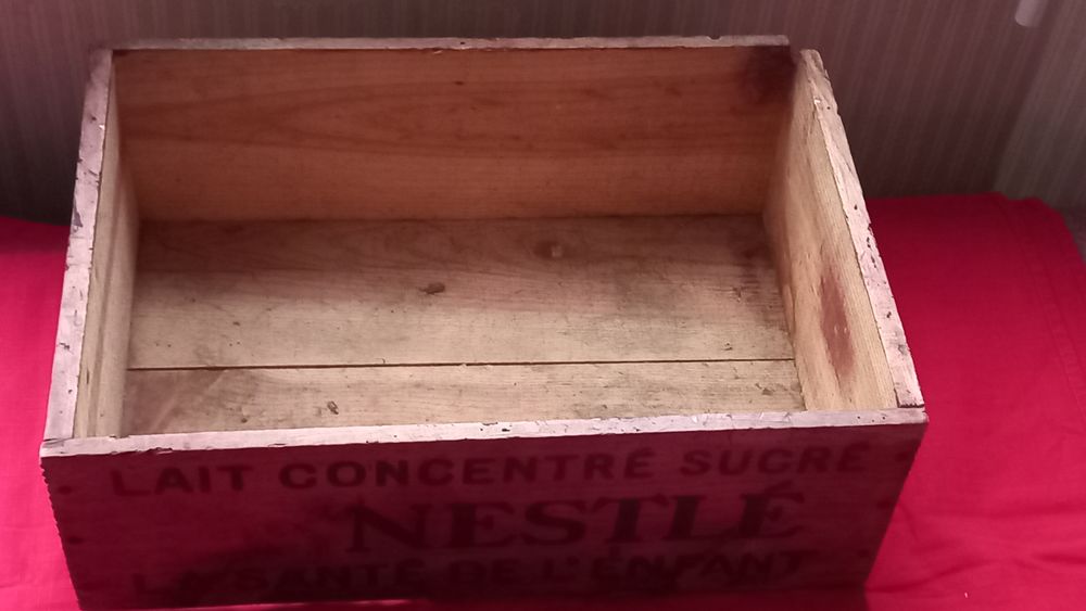 Ancienne caisse en bois 
Lait concentr&eacute; sucr&eacute; Décoration