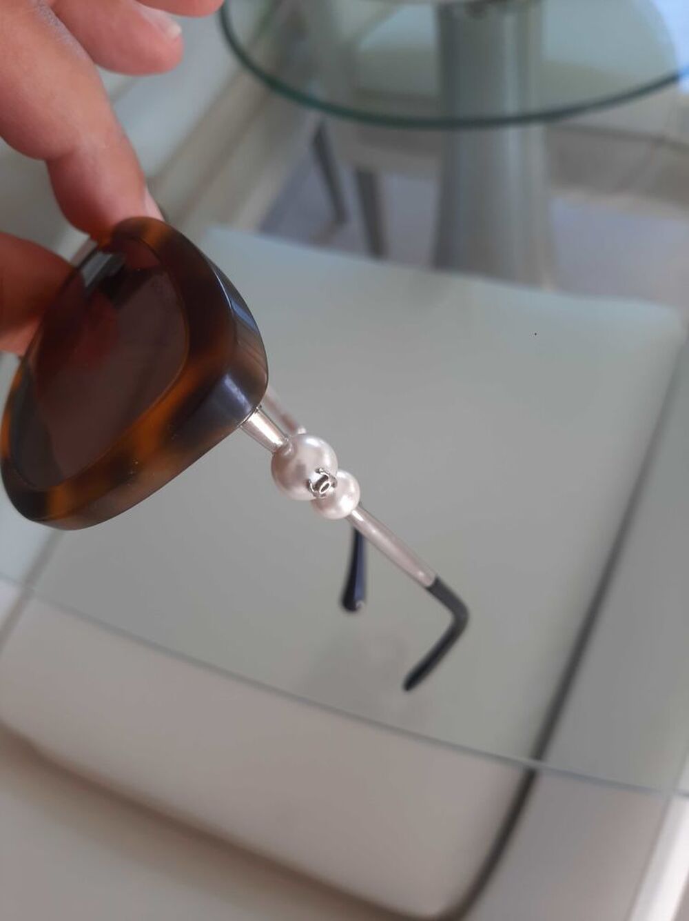 rare lunettes de soleil Chanel 2 perles Bijoux et montres
