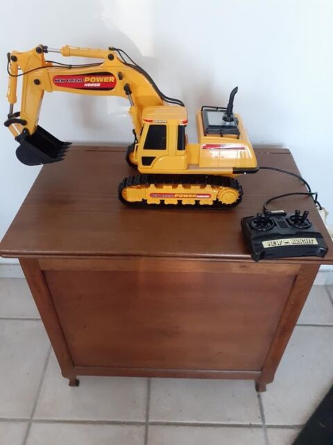 Excavateur. 25 Cl�r�-les-Pins (37)