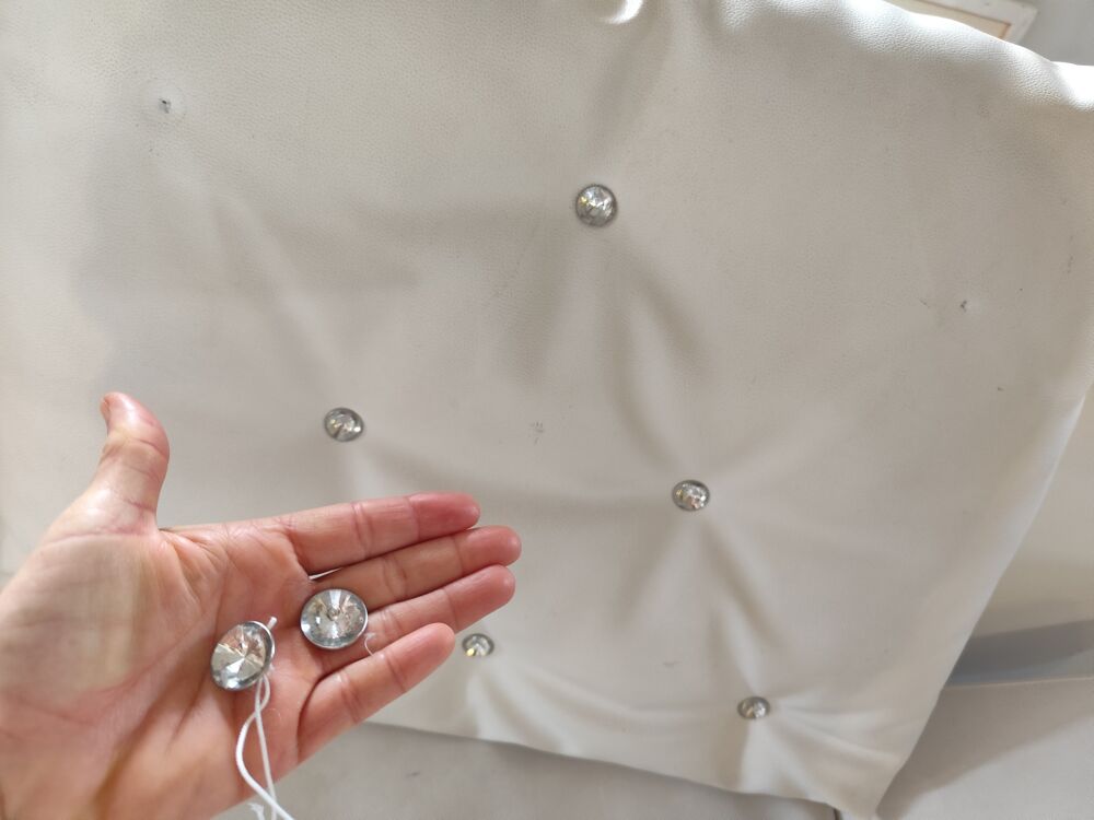Joli canap&eacute; blanc, en bon &eacute;tat en cuir v&eacute;gan (simili cuir) Meubles