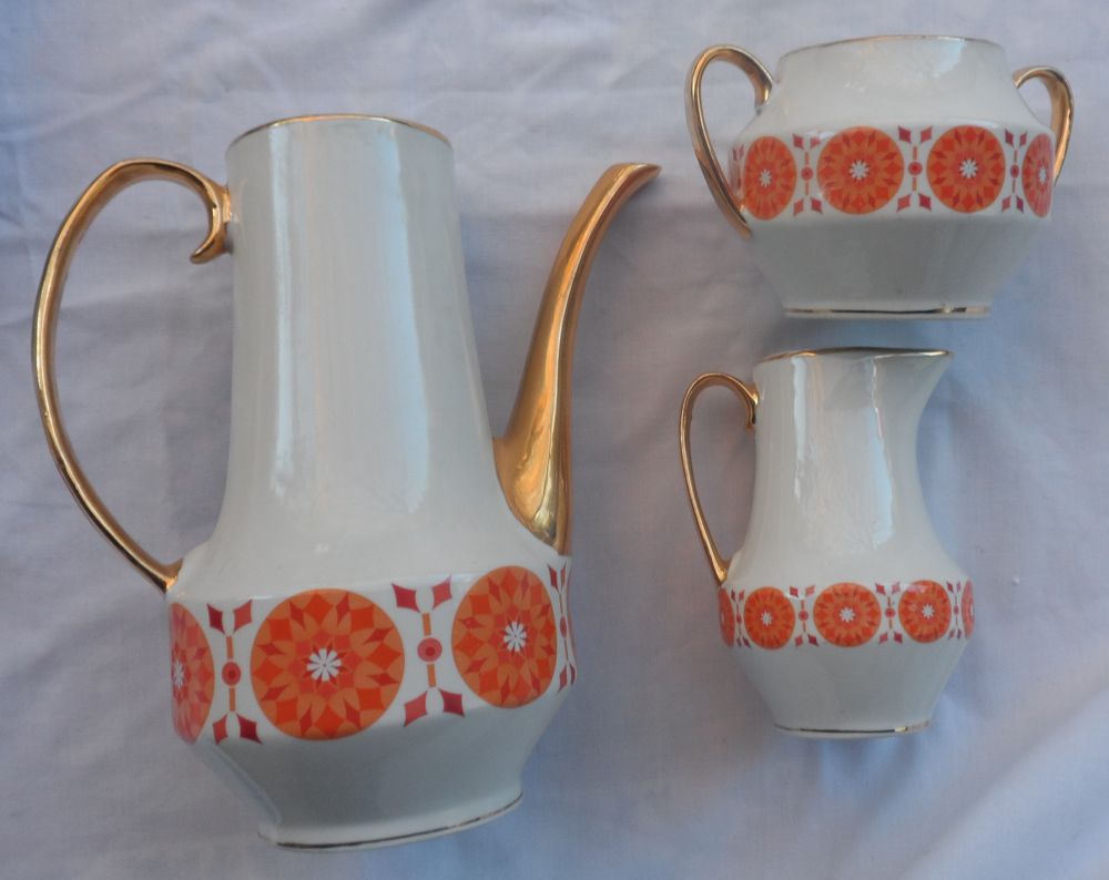Service &agrave; caf&eacute; neuf en porcelaine blanche &agrave; fleur surlign&eacute;e Cuisine